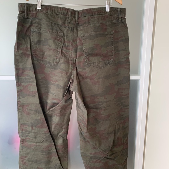 Cropped camo pants. Sanctuary. Size 18 W. - Picture 4 of 6
